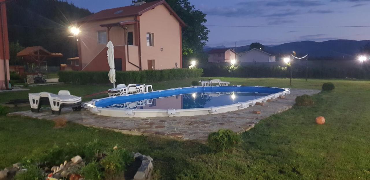 Къщи За Гости Ореха Samokow Exterior foto