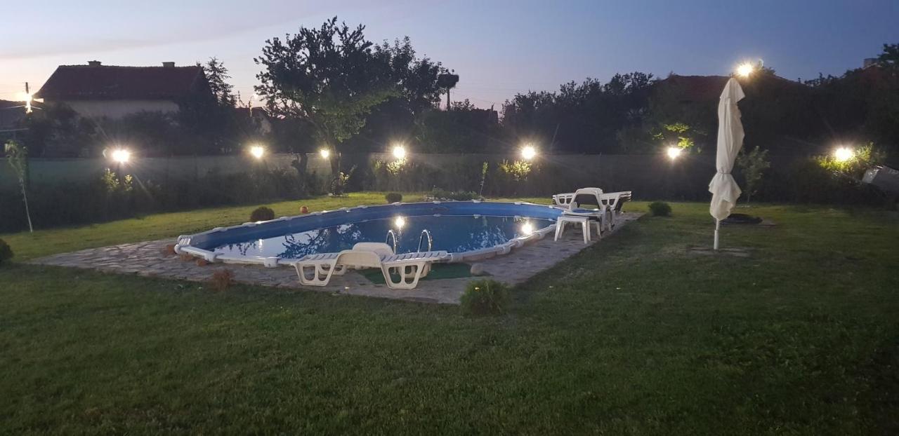 Къщи За Гости Ореха Samokow Exterior foto